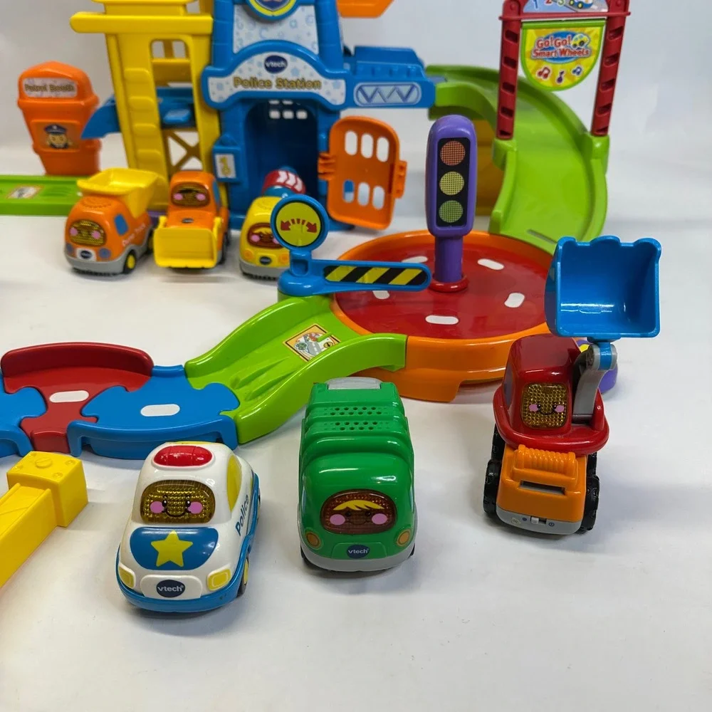 VTech Go Go Smart Wheels Police Station Playset with 6 Vehicles and Tracks